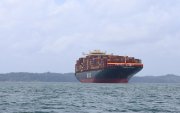 Buques portacontenedores transitando por el Canal de Panamá, en Ciudad de Panamá (Panamá).