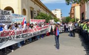 Decenas de médicos del sector público de Paraguay fueron captados el 25 de agosto, durante la segunda jornada de un paro nacional.
