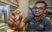 Lahiru Jayakody, líder del proyecto, mostrando una de las galletas.