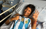 Elena Valle sostiene la camiseta de Argentina en su recuperación, acompañada por el mensaje de apoyo de Xuxa.