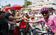El ciclista ecuatoriano Richard Carapaz, del equipo EF Education-Easypost recibió el apoyo de los aficionados en la sexta etapa.