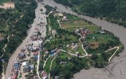 Imagen aérea capturada de la riada que el 26 de agosto de 2026 impactó en el distrito nepalí de Rasuwa, en la provincia de Bagmati, y el colindante condado de Gyirong.