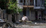 Los supervivientes de las inundaciones regresan a sus hogares tras una crecida repentina en la aldea de Devighat, distrito de Nuwakot, Nepal, el 27 de agosto de 2026.