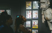 La muestra reúne más de cien piezas, entre obras de arte, fotografías, caricaturas, videos, instalaciones, audios, publicaciones y documentos.
