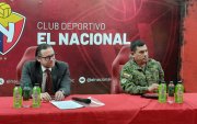 El interventor de El Nacional, Juan Manuel Aguirre (i), y el coordinador general del club, Francisco Reyes, dieron a conocer las novedades del equipo.