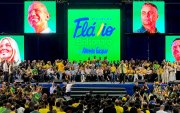 Personas asisten a un acto de campaña del candidato a la presidencia de Brasil por el partido Liberal (PL), Flávio Bolsonaro.
