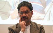 El senador Iván Cepeda asiste a la presentación del "Gabinete por la vida", un equipo integrado por exfuncionarios del anterior Gobierno.