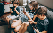 Meta aceptó reforzar los límites de uso y las herramientas de supervisión para proteger a niños y adolescentes en Instagram y Facebook.