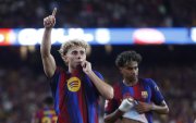 El centrocampista del Barcelona Fermín (i) celebra tras anotar el 2-0 para su equipo durante el partido de la primera jornada de LaLiga annte  Athletic Club.
