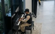 Con su uniforme de trabajo, el guardia de la UEES interpretó ‘Photograph’, de Ed Sheeran, y sorprendió a quienes presenciaron el momento.