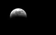 Usuarios en Guayaquil empiezan a reportar cómo se va oscureciendo la luna.