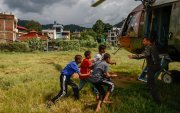 Rescate de personas con un helicóptero del Ejército de Nepal en la aldea de Hatigauda, ​​distrito de Nuwakot, tras la masiva riada.
