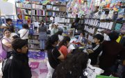 El que el padre deba salir a buscar los textos y útiles escolares se lo presenta como un agobio; los costos de estos y, en el caso de la educación particular, matrículas y pensiones, se presentan como un martirio.