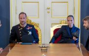 El nuevo rey de Noruega, Haakon VIII (i), junto a la princesa heredera Ingrid Alexandra (i), durante un consejo de ministros extraordinario en el Palacio Real de Oslo, Noruega.