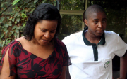 El rey Oyo y la reina madre, Best Kemigisa, llegan a la escuela internacional de Kabira, el Kampala, Uganda, el miércoles 29 de marzo.