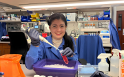 Investigadora ecuatoriana realiza ensayos en laboratorio de Mayo Clinic.