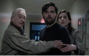 Robert De Niro, Adam Scott y Michelle Monaghan en 'The Whisper Man'.