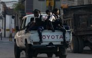 Integrantes de la Policía de Haití patrullan una calle este jueves, en Puerto Príncipe (Haití).