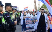 Un grupo de médicos participa en una manifestación en la que exigen dotación en los hospitales y mejores condiciones laborales este viernes, en Cambyretá (Paraguay).