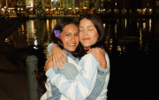 Referencial.Grace Calero abraza a su hija tras regresar a Guayaquil.