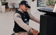 Billy Asencio, guardia de seguridad, toca piano en el Onco Center de la UEES.