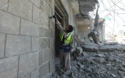 Voluntarios trabajan para preservar el patrimonio de la mezquita Abu Salim de Deir al Balah (centro de Gaza) que Israel atacó.