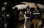 José Serrano en su arribo a Ecuador.