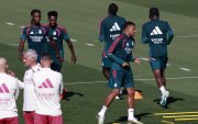 El jugadores del Real Madrid Mbappé (d) asiste al entrenamiento del equipo en la ciudad deportiva Valdebebas,
