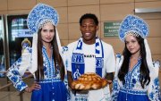 Con el tradicional karavái en sus manos, Gonzalo Plata vivió su primera bienvenida como jugador del Dinamo Moscú.