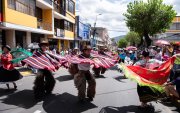 Desfile. Bandas, danzantes y comparsas recorrieron Sangolquí durante una jornada dedicada al maíz y turismo.