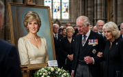El contraste del tiempo: la imagen de Lady Di permanece intacta y joven en el recuerdo, mientras la monarquía actual avanza marcada por los años.
