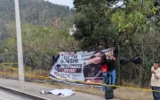 Familiares de Lizeth Bunshi acudieron a la reconstrucción de los hechos en Cumandá y colocaron una pancarta para exigir justicia.