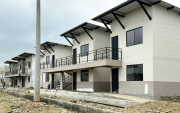 Casas en contrucción de programas habitacionales en Ecuador.