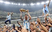 DICIEMBRE (10/10).- Lionel Messi (c) alza el trofeo del campeones del Mundial de Qatar 2022 después de que Argentina se impusiera a Francia en la final celebrada en el Lusail stadium, el 18 de diciembre. EFE/Tolga Bozoglu