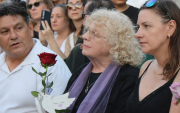 Familiares y allegados recuerdan a Mónika Silva en un acto conmemorativo en Ecuador.