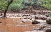 Restos de los pilares de un puente de piedra destruido debido a una crecida repentina del arroyo Bright Angel en Arizona (EE.UU.).