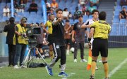 Ezequiel Medrán en la zona técnica en el partido Emelec vs Leones.