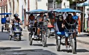 Personas se transportan en bicitaxis el 26 de agosto de 2026 en La Habana (Cuba).