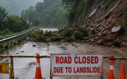 Referencial.Un deslizamiento bloquea una carretera en India tras las intensas lluvias.