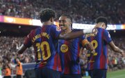 El delantero del FC Barcelona Lamine Yamal (i) celebra con Raphinha su gol, segundo gol del equipo blaugrana, en el partido ante Rayo Vallecano.
