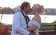 Douglas Bastidas y María Gabriela Cueva sellaron con un beso su matrimonio civil, celebrado al aire libre en Samborondón.
