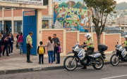 Imagen generada con IA, para simbolizar presencia policial en alrededores de colegios por entrada a clases en Quito.
