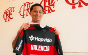 Anthony Valencia posa con la camiseta del Flamengo tras ser anunciado como nuevo refuerzo del club brasileño.