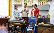 La ministra Gilda Alcívar entrega kits para inundaciones en unidades educativas a nivel nacional.