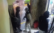El forcejeo quedó registrado en las cámaras de seguridad.
