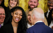 Imagen en la que puede verse a la estadounidense Angel Reese durante una recepción en la Casa Blanca.