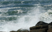 Olas intensas golpearon la costa de San Clemente, en Manabí, durante la alerta emitida por el Inocar.