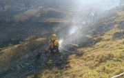Bomberos controlaron el incendio forestal registrado en Ontaneda Alta, Conocoto, y realizan labores de enfriamiento en puntos calientes.