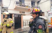 Un incendio en un departamento de una vivienda de construcción mixta movilizó a 80 bomberos en el centro de Guayaquil. Los equipos abrieron parte del techo para acceder al foco y controlar las llamas.