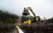 Petroecuador ejecuta la estabilización de taludes y obras de mitigación, como muros de contención, gaviones, bermas y sistemas de drenaje.